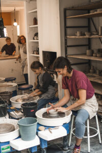 Neteland, Antwerpen Ouder-kind Workshop pottendraaien Klat Keramiek Keramiekles