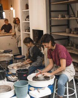 Neteland, Antwerpen Ouder-kind Workshop pottendraaien Klat Keramiek Keramiekles